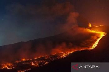 Bandara di Sisilia, Italia, masih ditutup imbas erupsi Gunung Etna