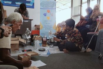 Unsoed dampingi warga Sokanegara olah minyak jelantah jadi biodiesel