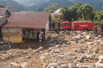 Pembersihan perumahan terdampak bencana di Solok