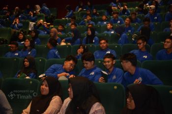 PT Timah ajak siswa kelas beasiswa Pemali Boarding School refreshing lewat nobar