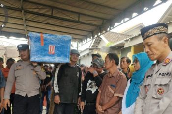 Polres Blitar dampingi pemakaman korban kapal Virgo Transport