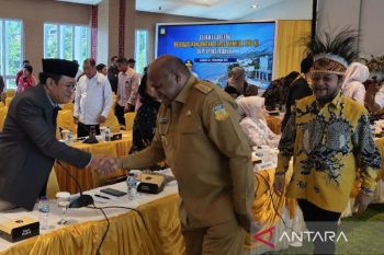 Gubernur Papua ingatkan RUU masyarakat adat harus selaras dengan Otsus