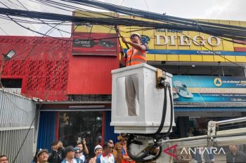 Wali Kota Bekasi lakukan penataan kabel optik semrawut