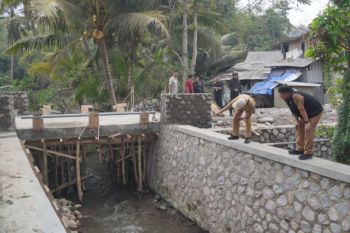 Kabupaten Garut membangun jembatan untuk akses jalur pertanian