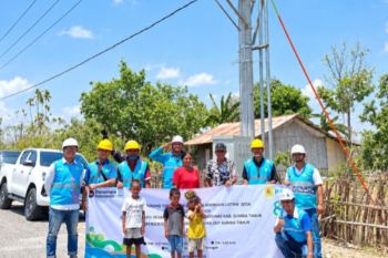 PLN menguji jaringan listrik 11 Km di desa pelosok Sumba Timur