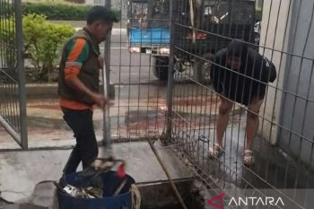 DLH Cianjur menormalisasi saluran air dari sampah cegah banjir