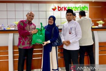 Bukan hanya cendera mata, BRK Syariah dengarkan curhat nasabah di Hari Pelanggan Nasional