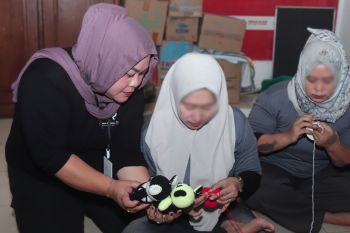 Benang dan rajutan kemandirian warga binaan