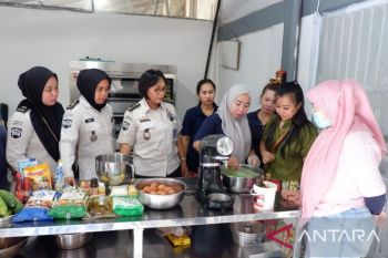 Lapas Perempuan Palembang bekali warga binaan usaha roti