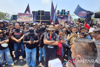 Pedagang Pasar Tanjung Jember unjuk rasa sampaikan tujuh tuntutan