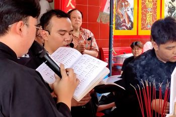 Doa dan sedekah warnai ritual King Hoo Ping di pecinan Semarang