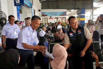 Semarak Hari Jadi ke-81 Sumatera Barat, KAI Divre II Sumbar bersama Dishub Provinsi Sumbar Sapa dan Apresiasi Pelanggan di Stasiun Padang