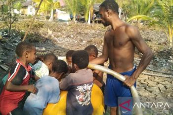 Pemkab Sorong salurkan 30 ribu liter air kepada warga terdampak kemarau