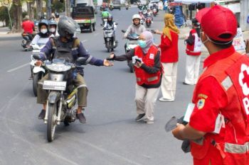 PMI Jember bagikan masker untuk antisipasi peningkatan ISPA