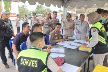 Personel pengamanan ajang MotoGP Indonesia mengecek kesehatan