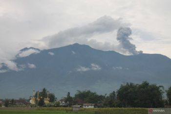 Gunung Marapi di Sumbar kembali erupsi pada 1 Oktober 2026