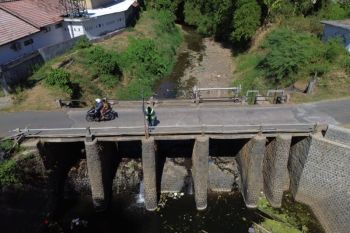 Pemkab Kediri perbaiki jembatan atasi banjir