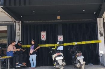 Pemkot Surabaya segel toko miras ilegal di Barata Jaya