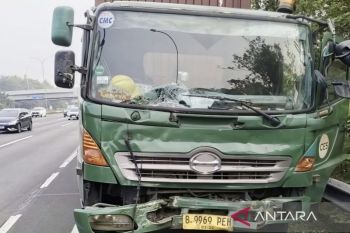 Dua truk terlibat kecelakaan di Tol Jagorawi KM 16 arah Ciawi