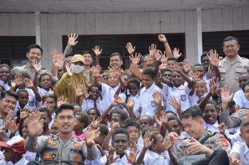 Satgas ODC bagikan 500 tas untuk anak SD di Mimika