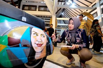 Astrid Widayani buka pameran dan bursa seni rupa alumni ISI Surakarta