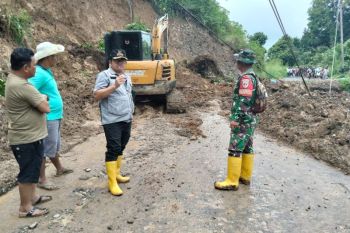 Dinas BMCKTR Sumbar turunkan alat berat bersihkan jalan tertimbun longsor di Agam
