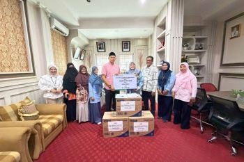 BPJS Kesehatan Cabang Solok serahkan bantuan masker untuk penanganan dampak karhutla di Kota Solok