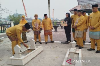 Peringati HUT ke-67, pemkab ziarah ke makam pendiri Kobar