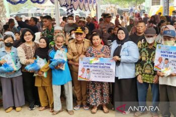 Gubernur serahkan berbagai bantuan untuk warga Cempaga hingga Kota Besi