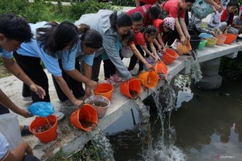 Umat Buddha Tulungagung  menggelar ritual Fang Sheng