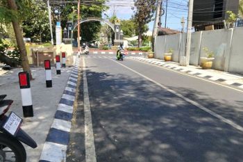 Dishub Kota Mataram pasang rambu larangan parkir di Jalan Mahoni