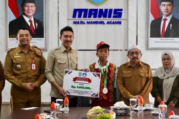 Bupati Banjar serahkan bonus kepada Naupal peraih medali perak O2SN