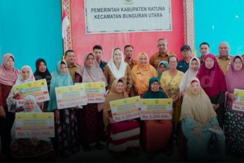 Pemkab Natuna bantu lansia yang belum terima bantuan dari pemerintah