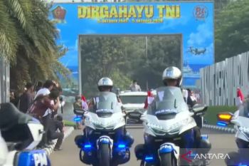Prabowo dikawal pasukan motoris memasuki lapangan Mabes TNI