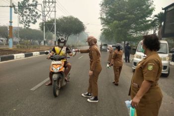 Dinkes Palangka Raya bagi 1.000 paket masker-suplemen untuk warga terdampak kabut asap