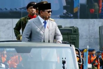 Presiden Prabowo naik Maung MV3 periksa pasukan dan alutsista HUT Ke-81 TNI