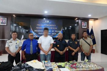 Imigrasi serahkan Pria Tiongkok pemburu penyu kepada Polda Papua Barat Daya untuk diproses hukum