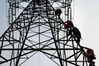 Jaga keandalan listrik Sumbagsel, PLN lakukan perbaikan SUTT tanpa padam