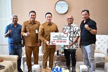 Pemkot Kupang menyalurkan Rp200 juta untuk sepak bola muda