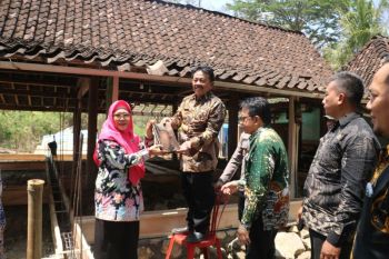 Pemkab-Baznas Kulon Progo salurkan bantuan rumah layak huni