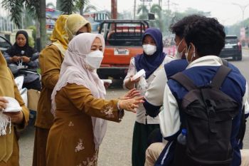 Pemkab Dharmasraya bagikan ribuan masker antisipasi ISPA