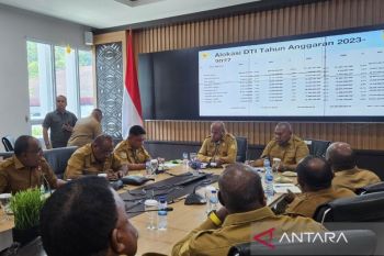 Gubernur Papua ingatkan dana tambahan infrastrukur harus dirasakan warga