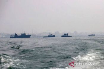 Sebuah kapal tanker terbakar usai dihantam proyektil di Selat Hormuz