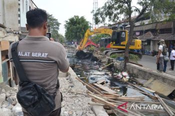 Pemkot Bekasi bongkar bangunan liar sepanjang DAS Medansatria