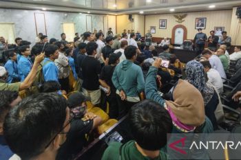 DPRD Babel terima aksi unjuk rasa ratusan warga dan mahasiswa, tuntut pencopotan Kades Bedengung