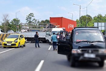 Kecelakaan libatkan 15 kendaraan di Jalan Tol Cipularang diduga akibat rem blong