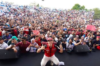 Marc Marquez dan pembalap MotoGP disambut ribuan warga Mataram