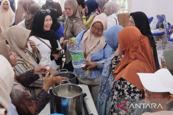 Pemkab Bekasi melatih ibu rumah tangga olah makanan bayi buka peluang usaha