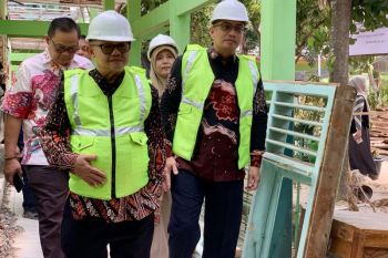 Mendikdasmen tinjau pelaksanaan program revitalisasi sekolah di SDN 5 dan SMP 9 Metro