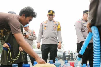 Polres Banjar salurkan air bersih kepada warga terdampak kekeringan di Indrasari